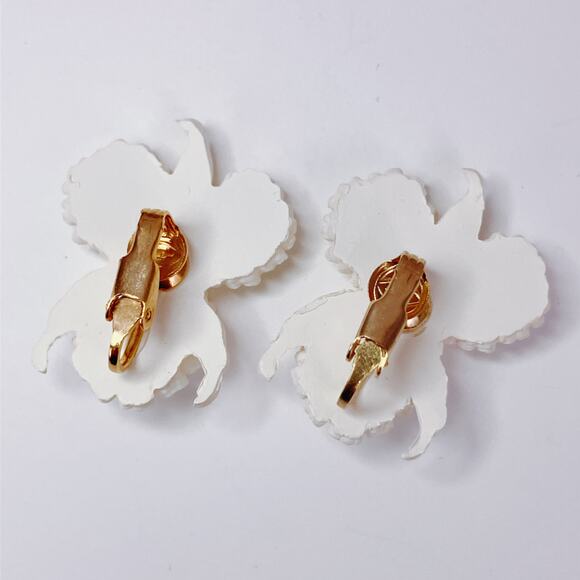 Vintage White Orchid Sculpted Resin Clip On Earrings Lightweight Feminine Floral - Picture 9 of 12